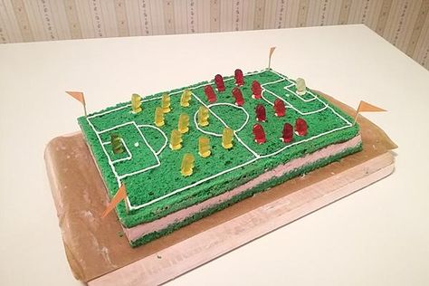 Kicker - Kuchen von Slatina | Chefkoch Soccer Birthday Cakes, Soccer Cake, Soccer Birthday, Soccer Party, 8th Birthday, Kids Birthday, 1st Birthday, Birthday Parties, Muffins