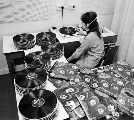 Quality control - Listening to copies of The Beatles Rubber Soul in the quality control room at the EMI pressing plant in London, 1965. Beatles Rubber Soul, Rubber Soul Beatles, Beatles Records, Beatles Albums, Rock & Roll, Cassette Audio, Rubber Soul, Rock N’roll, Record Players