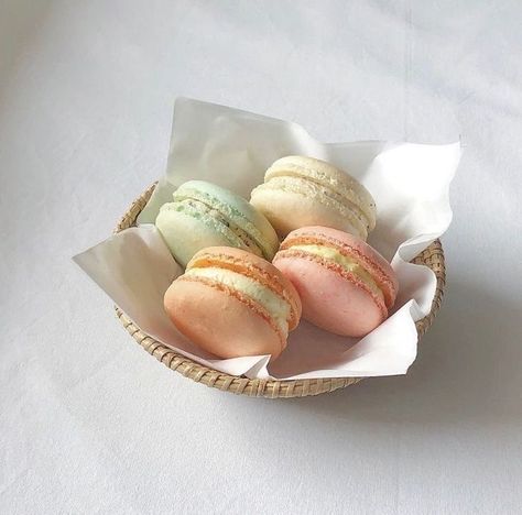 macarons french cookie macarons aesthetics aesthetic soft sweet pastel cream creamy food foodie milk chocolate strawberry colorful dessert tasty snack sweets r o s i e Kue Macaroon, Think Food, Cute Desserts, Cute Cakes, Cafe Food, Macaroons, Pretty Food, Food Cravings, I Love Food