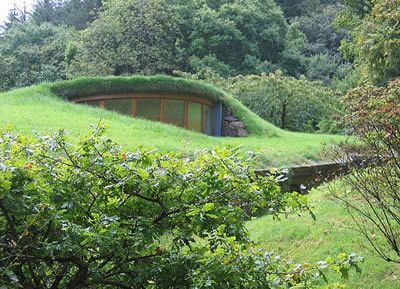 Semi-underground house, Dartmoor, by Van Der Steen Hall, 2014 Underground Home, Underground Living, Earth Sheltered Homes, Green Roof System, Sheltered Housing, Eco Buildings, Earthship Home, Earth Sheltered, Living Roofs