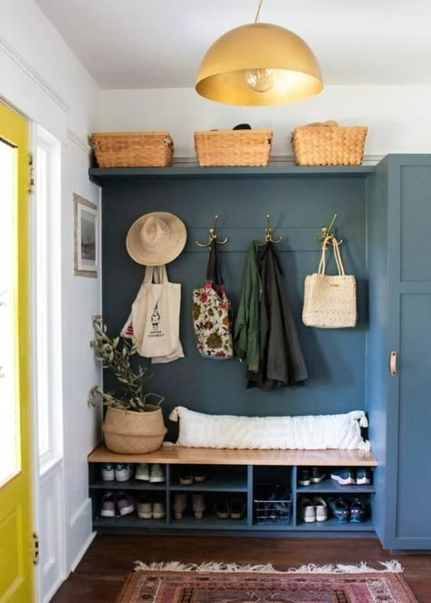 Vstupná Hala, Mudroom Decor, Mudroom Design, Hallway Designs, Home Entrance Decor, House Entrance, Blue Walls, 인테리어 디자인, House Inspiration