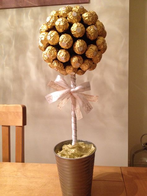 Ferrero Rocher tree. Golden Wedding Anniversary idea Guldbryllup Ideas, Diy Wedding Chair Covers, Wedding Shower Favors Diy, Ferrero Rocher Tree, Wedding Chairs Diy, Calla Lily Centerpieces, Lily Centerpieces, Chocolate Flowers Bouquet, Diy Graduation Gifts