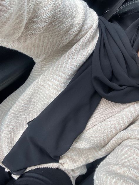 Hijab No Face, Selfie Hijab, Pink Hijab, Hijabi Outfit, Minimalist Fashion Women, Modesty Outfits, Aesthetic Brown, Hijab Aesthetic, Muslim Women Fashion