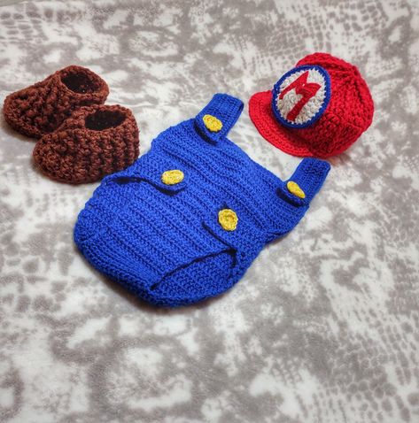 Traje de bebé Mario Bros tejido a crochet Super Mario Costumes, Crochet Baby Photo Prop, Mario Costume, Crochet Baby Costumes, Baby Kostüm, Baby Clothes Patterns Sewing, Baby Clothes Patterns, Crochet Bebe, Newborn Crochet