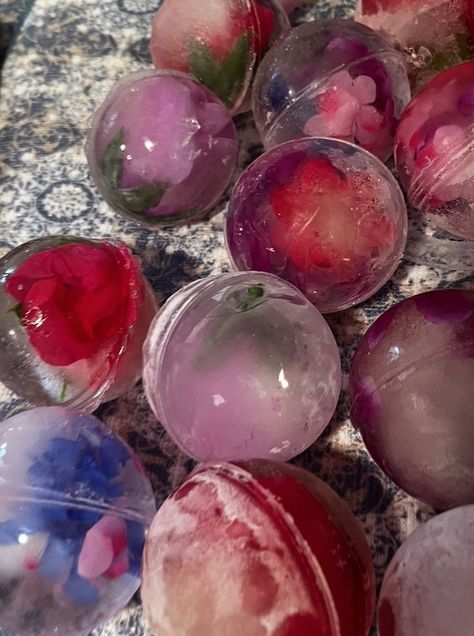 Flower Ice Cubes, Round Ice Cubes, Flower Ice, Round Ice, Champagne Bucket, Round Flower, Champagne Buckets, Pretty Flower, Ice Cubes