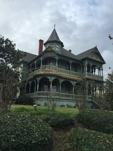 1880s House, Gothic Barbie, Gothic Victorian House, Gothic Homes, Victorian Porch, Old Abandoned Buildings, Magical House, Storybook Homes, Victorian Style Homes