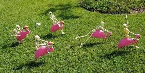 Halloween Flamingos, Theme Halloween, Oui Oui, Outdoor Halloween, Halloween Outdoor Decorations, Hallows Eve, Pink Flamingos, Holidays Halloween, Halloween Ideas