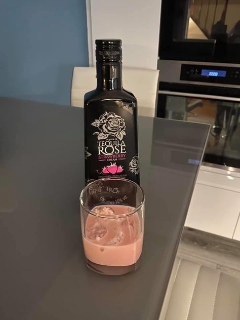 Rum Drinks Recipes, Tequila Rose, Pretty Alcoholic Drinks, Rum Drinks, Pretty Drinks, Strawberries And Cream, Drink Recipes, Mixed Drinks, Tequila