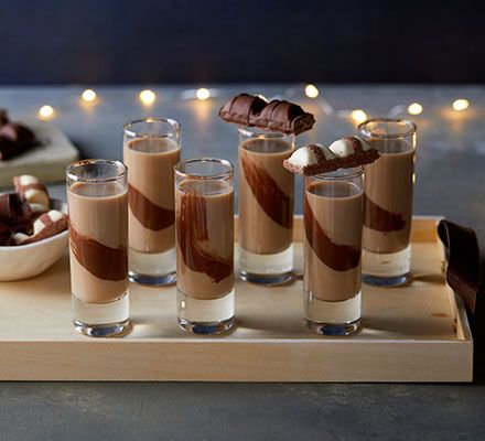 Blend chocolate creamy liqueurs, vodka, and chocolate hazelnut spread with Kinder Bueno for a decadent cocktail Vodka Jelly Shots, Vodka Jelly, Classy Cocktails, Chocolate Vodka, Beautiful Cocktails, Non Alcoholic Beverages, Jelly Shots, Not Hungry, Vodka Shots