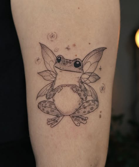 Art Inspiration Drawing Animals, Gothic Frog Tattoo, Tattoo Ideas Frogs, Creepy Frog Tattoo, Halloween Frog Tattoo, Forest Creature Tattoo, Possum Tattoo Cute, Fairy Frog Tattoo, Frog Fairy Tattoo