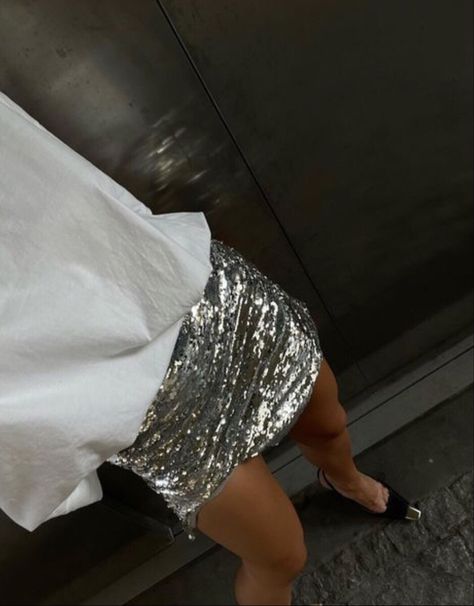 Glittery Skirt Outfit, Black And Silver Outfits, Weeknd Concert, Silver Sequin Skirt, Skort Outfit, Lost Village, Chain Skirt, Silver Outfits, Silver Skirt