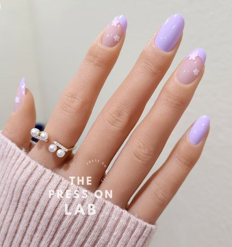 24 Pcs Purple Daisy Press-on Nail Set/ Lavender French Floral Nails/ Medium Almond Oval Shape Short Almond Shaped Nails, Light Purple Nails, Lilac Nails, Purple Nail Designs, Lavender Nails, Floral Nail Designs, Daisy Nails, Purple Daisy, Nail Sets