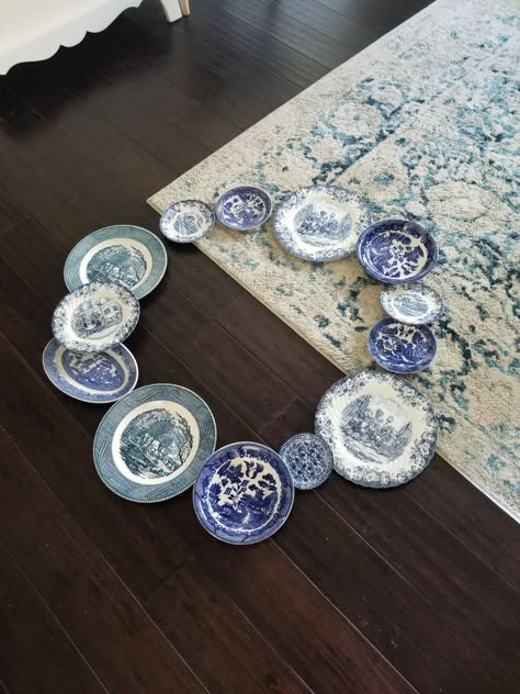 Wreath With Plates, Blue And White Plate Wreath, China Plate Wreath, Plate Wreath Diy, Plate Wreaths, Blue Willow Decor, Plate Wreath, Diy Plate Rack, Teacup Crafts