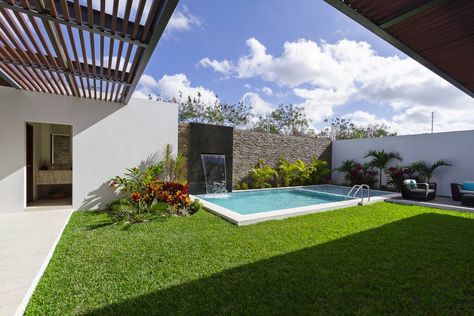 Piscinas de estilo translation missing: cl.style.piscinas.moderno por Enrique Cabrera Arquitecto Garden Pool Design, Ideas De Piscina, Swimming Pool Decorations, Kleiner Pool Design, Moderne Pools, Pools For Small Yards, Small Swimming Pools, Pool Landscape Design, Small Pool Design