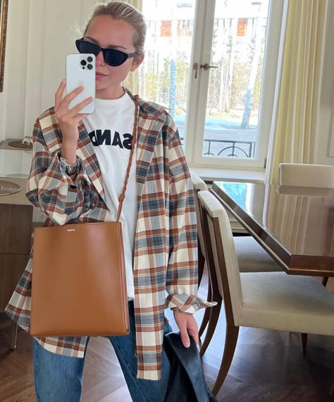 Plaid Shirt Outfit, Plaid Shirt Outfits, Mum Fashion, Beige Outfit, Boring Clothes, Autumn Outfit, Fashion Week Street Style, Girly Fashion, Casual Street Style