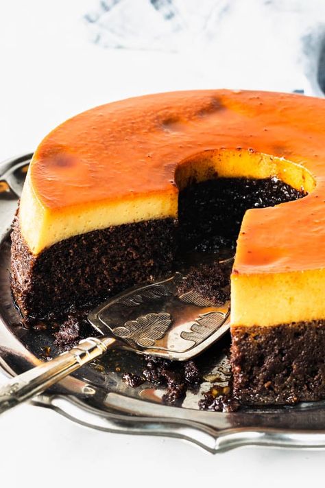 Flan Cake. Chocolate Cake on the bottom, and Caramel Flan on top #caramel #cake #bundtcake #chocolatecake #pudim #pudimcake #flan #caramelflan Chocoflan Impossible Cake, Cocoa Flan Cake, Flan With Cake, Flan Pictures, Flan Cake Recipe Easy, Bundt Flan, Mini Flan Cups, Choco Flan Recipe, Flancocho Recipe