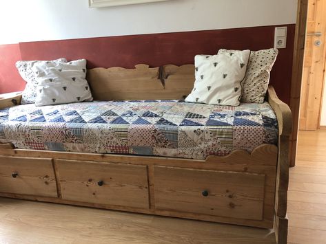 IKEA Tagesbett Hemnes mit alten Bettteilen umgebaut Ikea Daybed Hack, Hemnes Daybed Hack, Daybed Makeover, Daybed Ikea, Daybed Diy, Ikea Hemnes Daybed, Hemnes Daybed, Ikea Hemnes Bed, Hemnes Ikea