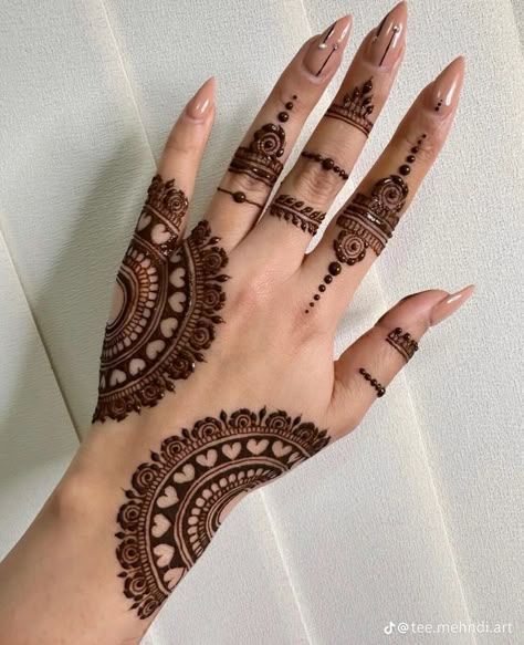 Cute Henna Design, Beautiful Hand Tattoos, Aesthetic Mehndi Designs, Hand Tattoos Ideas, Mehndi Beautiful, Mehndi Designs For Eid, Mendi Design, Aesthetic Mehndi, Pookalam Design