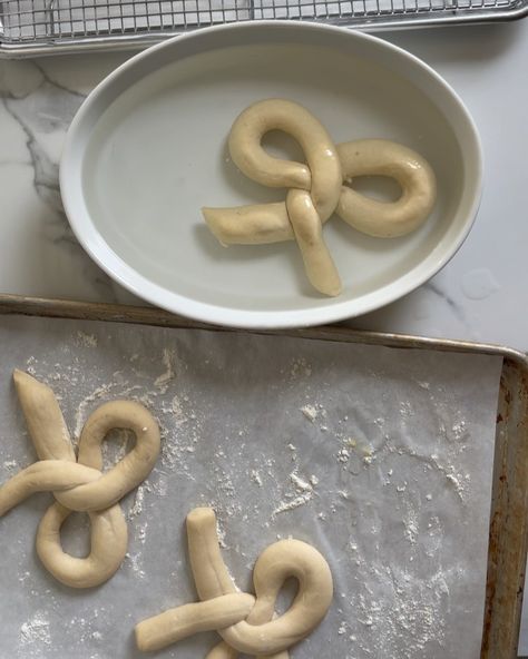 Pretzel Aesthetic, Pretzel Business, Pretzel Shapes, Pretzel Ideas, Baked Pretzels, Butter Pretzels, Pretzel Shape, Bread Art, Mini Pretzels