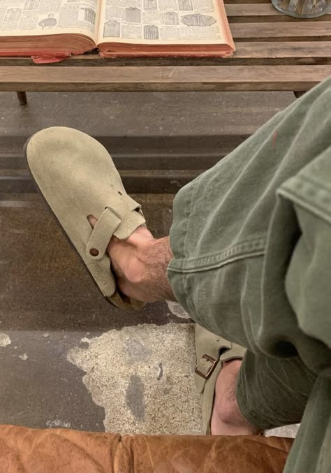 Men Mules Outfit, Mule Outfit Men, Birckingstock Outfit Men, Summer Birkenstock Outfit, Men Aesthetic Outfits, Mules Outfit, Boston Outfits, Birkenstock Outfit, Birkenstock Shoes