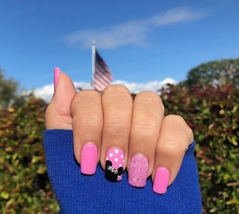 Disney Pink Minnie Mouse with dots and Swarovski crystals gel nails 1/2018 Disney World Nails, Minnie Mouse Nail Art, Disney Themed Nails, Disneyland Nails, Disney Nail Designs, Mickey Mouse Nails, Disney Inspired Nails, Disney Acrylic Nails, Minnie Mouse Nails