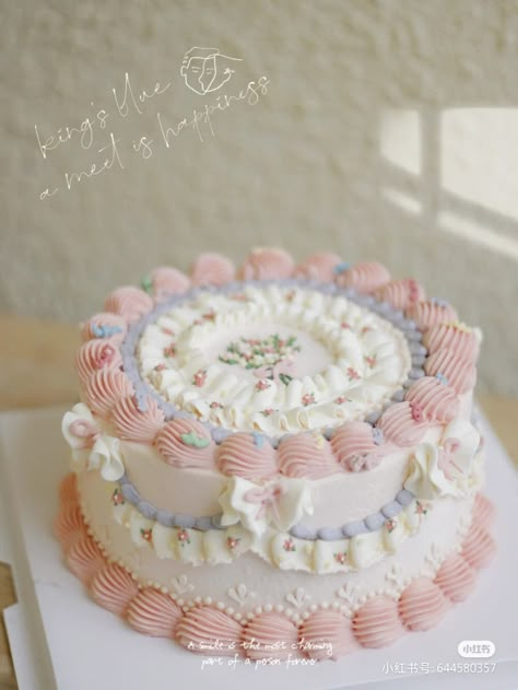 Vintage Piping Cake, Korean Cake Aesthetic, Korean Style Cake, Pink Vintage Cake, Piping Cake, Frosting Designs, Victorian Cakes, My Birthday Wish, Nice Cakes