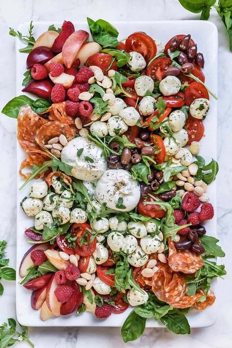 Beautiful caprese themed charcuterie board with raspberries (my favorite!) Staff Retreat, Decorações Com Comidas, Light Party, Foodie Crush, Charcuterie Recipes, God Mat, Food Platters, Food Presentation, Caprese Salad