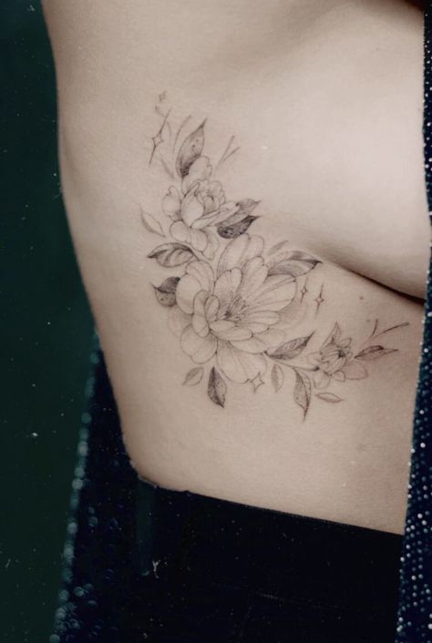 Flower Tattoo On Ribs, Tattoos On Side Ribs, Underboob Tattoo Designs, Ray Tattoo, Rib Tattoos For Women, Feminine Tattoo Sleeves, K Tattoo, Underboob Tattoo, Cute Tattoos For Women