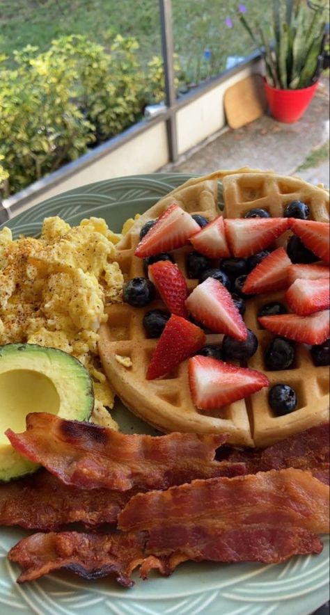 Healthy Waffles Toppings, Waffles And Eggs Breakfast, Breakfast Ideas Pictures, Cute Breakfast Ideas Aesthetic, Pancake Breakfast Aesthetic, Waffle Breakfast Ideas, Breakfast Ideas Waffles, Bacon Aesthetic, Waffles And Eggs