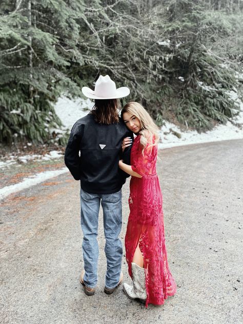 Western Prom Picture Ideas, Western Prom Pics, Western Prom Photos, Western School Dance, Western Prom Pictures, Country Homecoming Pictures, Country Prom Pictures, Cute Country Prom Pictures, Country Western Couple Pictures