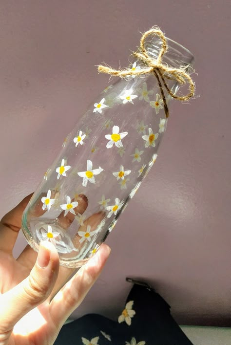 Painting On Glass Bottles Simple, Glass Bottles Art Paint Easy, Glass Bottle Painting Ideas Easy, Glass Bottle Art, Jar Painting, Boho Art Painting, Cute Easy Paintings, Painted Glass Bottles, Clothes Art