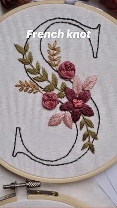 Hand Embroidery Letters, Diy Embroidery Designs, Hand Embroidery Patterns Flowers, Floral Embroidery Patterns, Hand Embroidery Videos, Diy Embroidery Patterns, Basic Embroidery Stitches, Flowers Embroidery, Hand Embroidery Tutorial