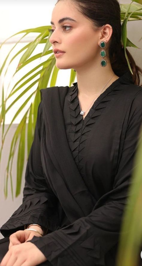 Black Suit Designs, Dress Design Pakistani, Stylish Kurtis Design, Neck Designs For Suits, Trendy Shirt Designs, Stylish Short Dresses, Salwar Kamiz, Mode Abaya, Dress Design Patterns