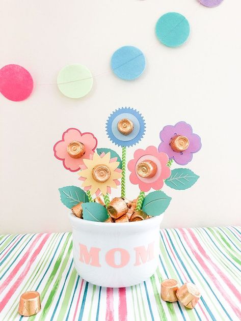 Rolos Candy, Candy Flower Bouquet, Creative Mother's Day Gifts, Cricut Inspiration, Diy Mother's Day, Make Paper Flowers, Candy Ideas, Mother's Day Bouquet, Candy Crafts