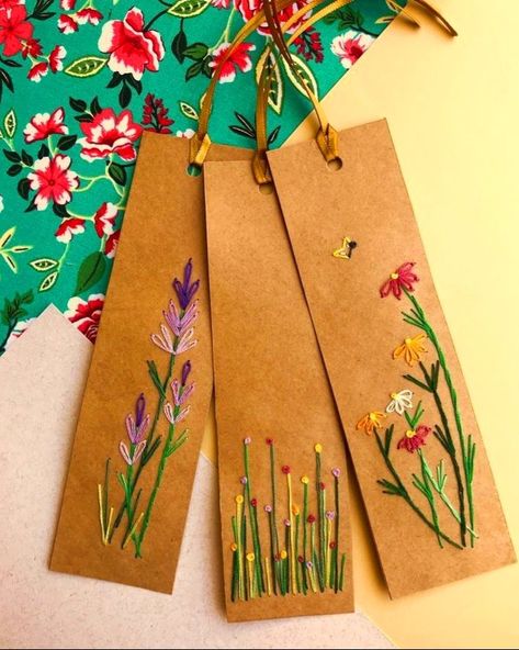 Embroidery Bookmark, Fashion Workshop, Embroidery Cards Pattern, Embroidered Paper, Handmade Bookmarks Diy, Diy Crafts Bookmarks, Felt Bookmark, Embroidery Cards, Bookmark Craft