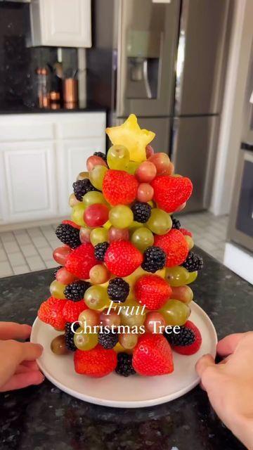 Healthy Christmas Food, Holiday Party Treats, Fruit Christmas, Fruit Christmas Tree, Healthy Christmas Recipes, Charcuterie Board Cheese, Party Serving, Catering Ideas Food, Christmas Fruit