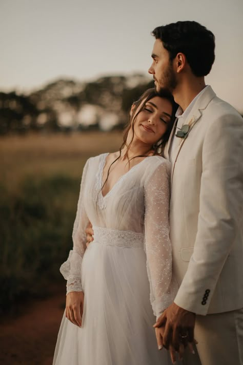 Casamento boho com decoração em tons pastel em Minas Gerais Wedding Photography Poses Bride, Photography Poses Bride, Christian Wedding Gowns, Pre Wedding Photoshoot Props, Poses Bride And Groom, Shooting Couple, Wedding Fotos, Poses Bride, Wedding Pictures Ideas