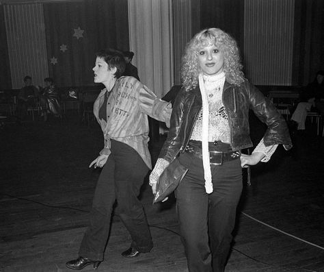 Linda Ashby and Nancy Spungen at the Notre Dame Hall - Mar 1977 Mar 1977 Sid And Nancy Costume, Sid Vicious And Nancy, Sid Vicious Nancy, 1970s Punk, Nancy Spungen, Punk Couple, Punk Rock Girls, Sid And Nancy, 70s Punk