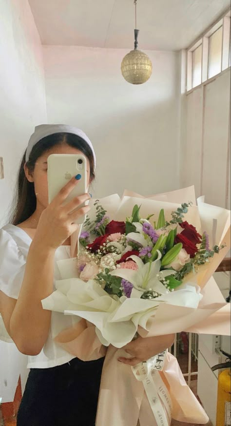 Bouquet Of Flowers For Girlfriend, Girl With Bouquet Of Flowers Aesthetic, Receiving Gifts Love Language Aesthetic, Flower Bouquet From Boyfriend, Receiving Gifts Aesthetic, Flower Bouquet Boyfriend, Receiving Flowers Aesthetic, Receiving Flowers From Boyfriend, Birthday Party Decorations Flowers