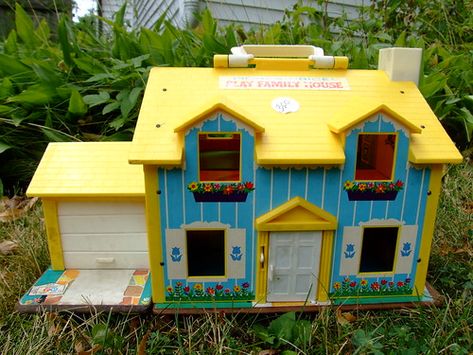 18 British American Vintage Fisher Price "Play Family House" I'm so excited to have found this. A 1969 Fisher Price Little Vintage Fisher Price Toys, Fisher Price Little People, Fisher Price Toys, Nostalgic Toys, Vintage Fisher Price, Childhood Toys, Play House, Retro Toys, Happy Memories