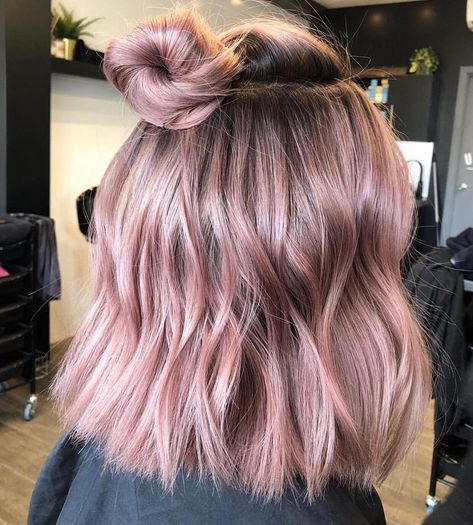 Elegant Short Hair, Gold Hair Colors, Hair Color Rose Gold, Short Hair Bun, Pastel Pink Hair, Penteado Cabelo Curto, Rose Gold Hair, Pastel Hair, Gold Hair