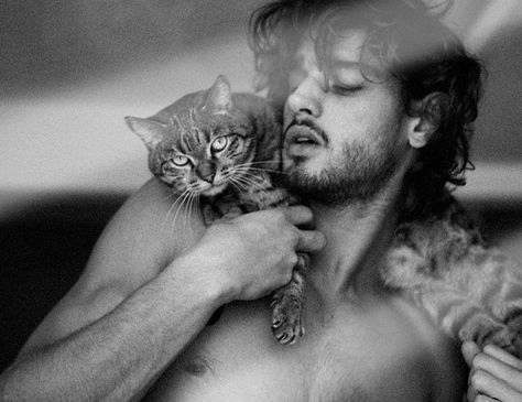 Kit Harrington with a cat!!! Cat Photoshoot, Portrait Men, Men With Cats, Brazilian Male Model, John Snow, Kit Harrington, Marlon Teixeira, Gra O Tron, By Any Means Necessary