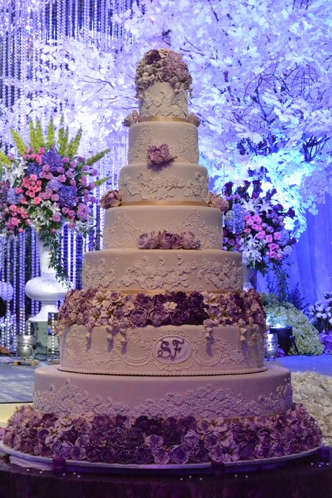 Wedding Purple Cake, Tangled Themed Wedding Cake, Lavender And Gold Wedding Cake, Purple Quinceanera Cake, Purple Cake Wedding, Purple Wedding Cake Elegant, Cake Debut, Luxury Wedding Cake Unique, Purple Wedding Cake Ideas