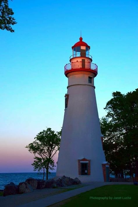 The picturesque Marblehead Lighthouse 05.24.2019 Marblehead Lighthouse, 7 Continents, Beacon Of Light, Cn Tower, Amazing Nature, Lighthouse, Ohio, Architecture, Building