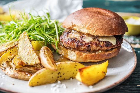 Pork and apple burger Pork And Apple Burgers, Hellofresh Vegetarian, Pork Burgers Recipes, Pork Apple, Wedge Salad Recipes, Hello Fresh Meals, Honey Glazed Chicken, Wedges Recipe, Apple Pork