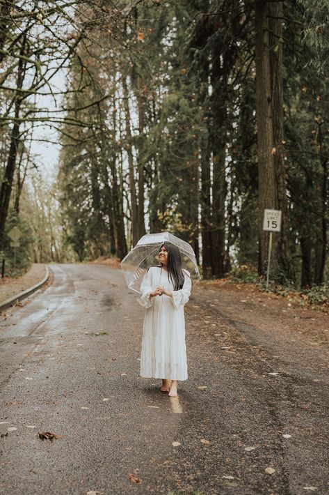 Capture The Perfect Senior Photoshoot on a Rainy Day - crystalchavezphoto.com Rainy Day Portraits, Senior Pictures In The Rain, Rainy Day Photoshoot, Rainy Photoshoot, Personal Photoshoot, Senior Photos Boys, Sweet 16 Photos, Senior Photo Poses, Senior Photo Outfits