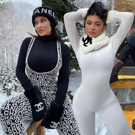 Kylie Jenner Ski, Kylie Jenner Party, Mode Au Ski, Skiing Style, Ski Outfit For Women, Ski Fits, Ski Trip Outfit, Apres Ski Outfits, Girls Ski