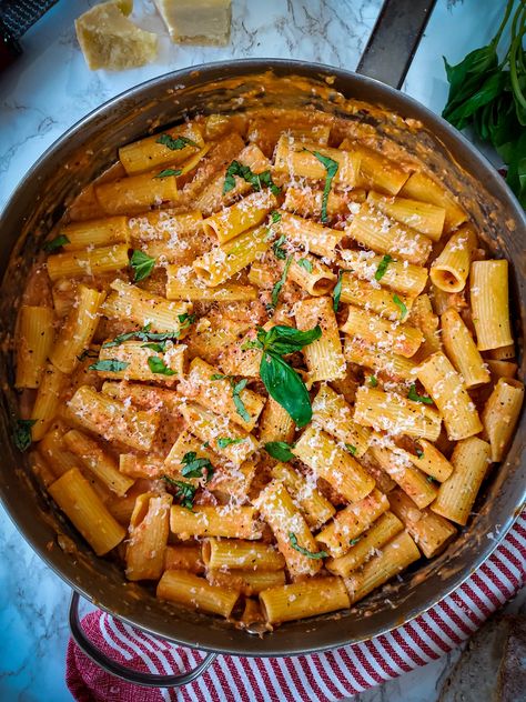 Rigatoni With Vodka Sauce, Vodka Rigatoni, Veal Saltimbocca, Vodka Sauce Recipe, Pancetta Recipes, Rigatoni Recipes, Pancetta Pasta, Vodka Pasta, Vodka Sauce