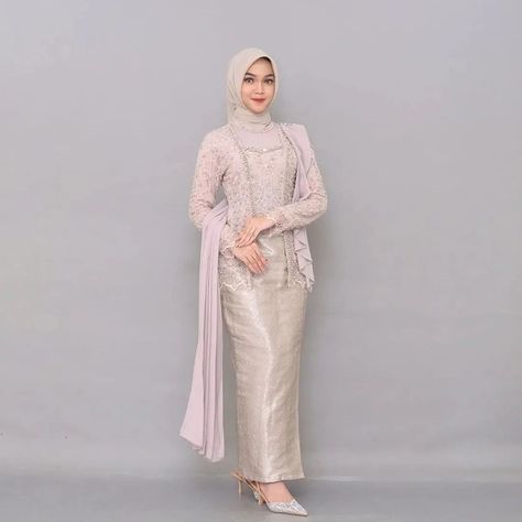 Kebaya kutu baru/Foto: instagram.com/inspirasiwisuda_style Model Kebaya Modern Hijab, Kutu Baru Modern, Model Kebaya Wisuda, Kebaya Brokat, Kebaya Dress, Modern Hijab, Home Fashion, Official Store, Indonesia