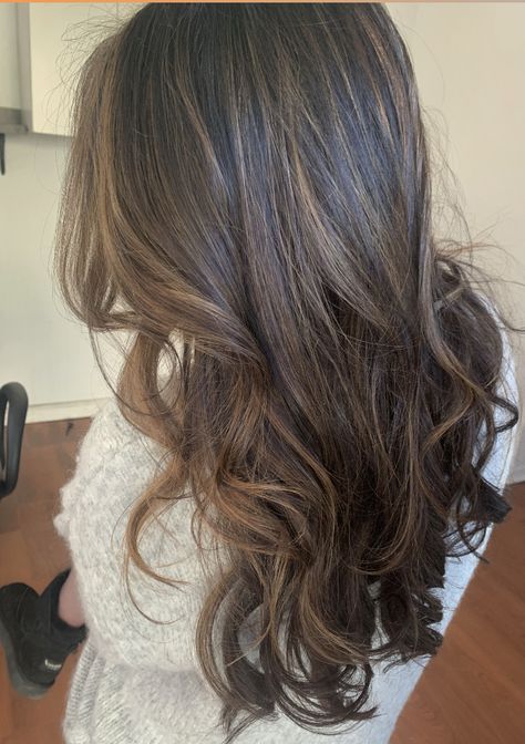 Platinum Brunette Hair, Teasylights Brunette, Brunette With Dark Highlights, Babylights Caramel, Brunette Foilayage, Brown Hair For Winter, Highlights On Brunettes, Honey Brown Highlights On Brown Hair, Caramel Highlights On Asian Hair